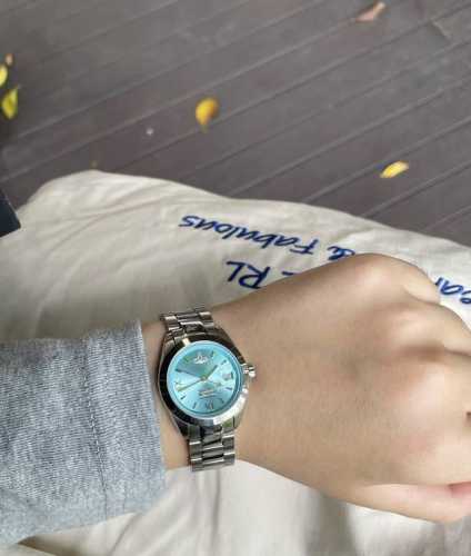 好清新西太后 碎冰蓝腕表 被西太后这个碎冰蓝腕表迷晕惹～ 好清透的蓝色表盘！搭配银色的表带和微标土星标志，高级感满满，还有小窗凸透镜日历哦，细节Get 日常戴也