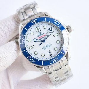 Sj出品 特价 欧米茄 Omega 海马系列300 Cm2 强势来袭，采用独家专用 0一体机芯，摆幅2 0，双卜双面镀蓝蓝宝石玻璃， 钢带通用原装，超强防水15