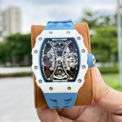 Richard Mille 理查米尔Rm 1 将腕表设计与运动赛事相互结合，完美诠释了赛场上的勇者坚定信念、顽强拼搏的精神。Rm 1以马术运动为背景，采用多种高