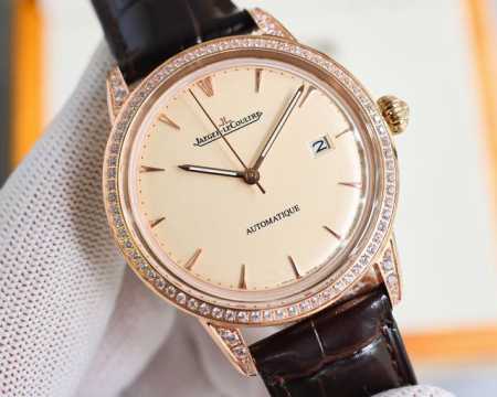 白 玫 积家 Jl 大师系列1288420 搭载9015机芯.直径39Mm！316精钢完美复刻原版大师，剔透的蓝宝石镜面玻璃，精巧的指针、闪光银丝面板夜光明显、 - 点击图像关闭