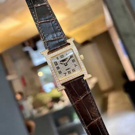 白壳 金壳 爱马仕“Heure H”系列，最经典的h字表壳，纯手工打磨而成，满天星，对这种方形表盘的手表真的一点抵抗力都没有。316精钢表壳精工打磨“H”型 线 - 点击图像关闭