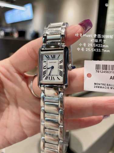 钢带 Factory 卡地亚 Cartier 坦克系列则推出tank Must腕表，表盘由经典罗马刻度显示 搭配must 系列方尖蓝宝石把头，表壳大小为中号：2