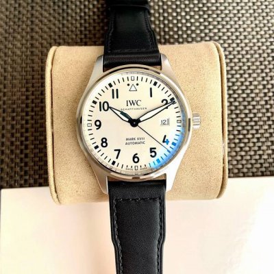 硬货首发，市场独家！Iw327012表壳表带均是钛金属316L精钢打造，超轻耐磨不沾指纹，非凡工艺，让小厂知难而退！万国飞行员马克十八传承腕表，采用原装瑞士王牌