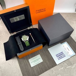 P2340 新品沛纳海 Pam00911绿盘！这款表盘44Mm太拉风的款式了不会太大再合适不过了，可以说是一款女款都可以佩戴的强悍风格的腕表。可变配多种风格的表