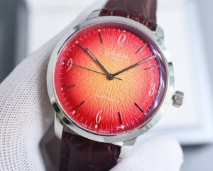 白 -玫 Tw Factory 匠心独具.格拉苏蒂60年代复古男士腕表 简单大气三针经典款式永远不会过时 表镜 ：由整块蓝宝石玻璃打磨而成的弧形锅盖镜面。 佩戴
