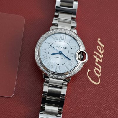 Af卡地亚蓝气球W4Bb0035 尺寸33Mm DDD 该系列的灵感源自1783年蒙特哥菲尔蓝色热气球，象征着自由与梦想。其标志性的凸圆表镜和流线型表壳，宛如一