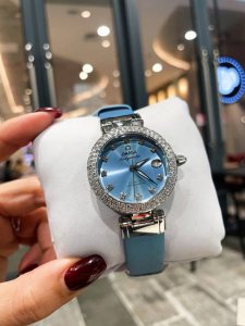 欧米茄Ladymatic｜全新马卡龙色系 2025首发新款 Ladymatic这款马卡龙色系简直太好看了，太顶了！今年果然大表盘最火，表壳直径34Mm，表盘汲取