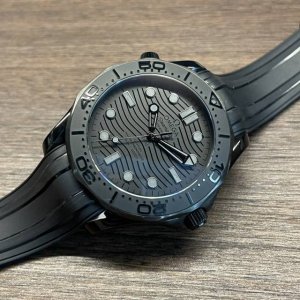 墨黑海马 桀骜登场 新品欧米茄海马系列 米黑武士 表圈 表盘均采用黑色氧化锆1Zr021陶瓷制成 镂空指针及12点位的圆点 均覆有 Super-Luminova