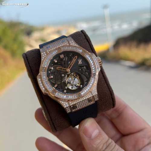 光壳2700-圈口钻2800-满钻 3770 恒宝Hublot.V4升级版 升级如下：升级使用原装壳套起模壳身，侧耳不再使用塑料，搭配升级版真陀飞轮心脏，加强防