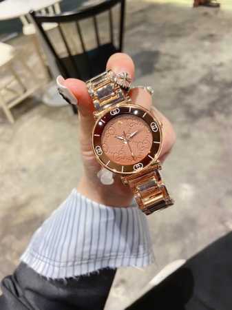 最新款gucci古驰g-Timeless系列，毫米石英女表，传统的中国红喜庆款、以全息图效果打造三维立体感，让人一见倾心、目光难移。表面特别饰有gucci标志造 - 点击图像关闭