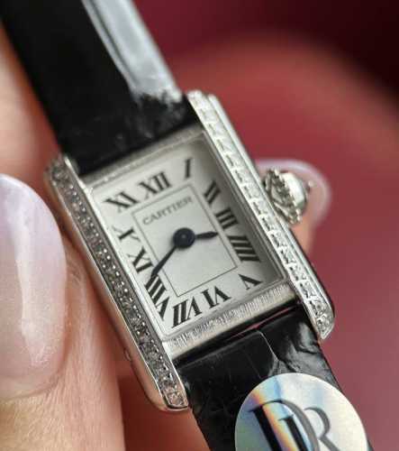 小小的，轻装上阵，让每一分每一秒都充满优雅与自信的魅力。 Tank Louis Cartier迷你小尺寸款腕表以 24 16.5Mm X 6.2Mm的表盘尺寸，