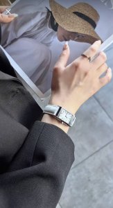新款积家经典翻转系列高级女士腕表[飞吻][飞吻]精钢表壳，独特设计180度旋转翻盖，内置瑞士石英机芯，走时精准稳定！真皮表带，尺寸1比1，尺寸：24*40Mm