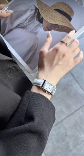 新款积家经典翻转系列高级女士腕表[飞吻][飞吻]精钢表壳，独特设计180度旋转翻盖，内置瑞士石英机芯，走时精准稳定！真皮表带，尺寸1比1，尺寸：24*40Mm