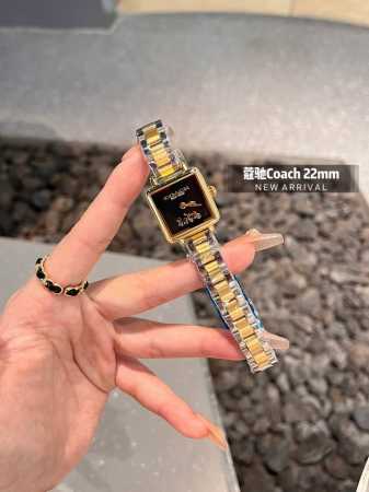 钢带 Coach 蔻驰cass系列茶玫瑰表盘小牛皮石英手表女表小方糖小方表。 机芯材质：石英机芯。 表带材质：进口小牛皮 网带 双按扣 表盘厚度：6.6Mm。 - 点击图像关闭
