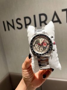 白 金 Gucci新款腕表 Gucci新品！颜值超高，能感受速度与激情的一块多功能腕表。 Gucci Lnterlocking 系列全新腕表搭载带计时码表功能的