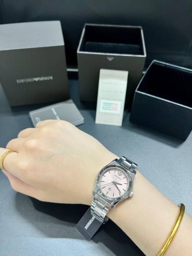 粉漾时光 优雅绽放 DDD Ar11658 DDD 阿玛尼32Mm石英女表 以柔粉浪漫定格少女心 DDD 樱花粉表盘缀满珠光细闪，如晨露中的花瓣般温柔 DDD