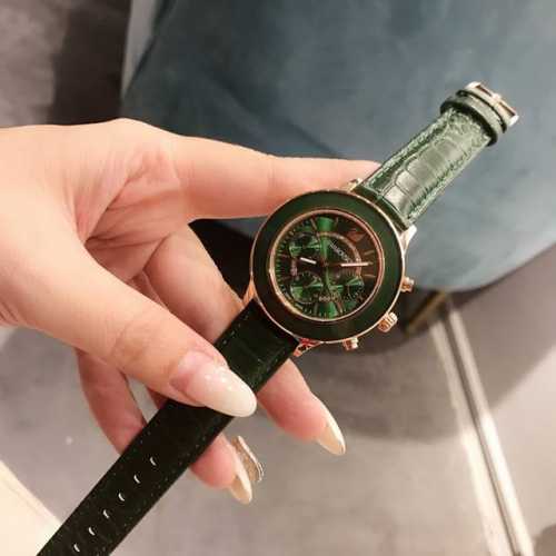 390Swarovski女士腕表 瑞士石英机芯 316L精钢表壳 该款腕表备受女性喜爱，在不同的场合映耀着她们各自的独特个性与迷人风华39Mm