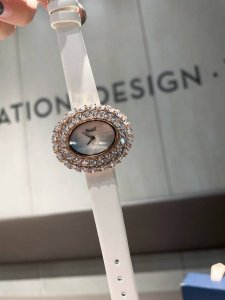 彩石跟玫瑰金+20 伯爵-piaget 全新高级珠宝系列 18K白金.玫瑰金 镶饰两圈马眼型切割美钻一圈22颗 约3.84克拉 共44颗高级珠宝制作的一大挑战