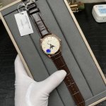 Aps 积家月相大师一体机芯新品月相采用一体机芯Cal.925，通过长时间改进稳定性大大提高，新版本月相大师与老版本区别在于月相盘的换代，表带升级为最新版快拆，