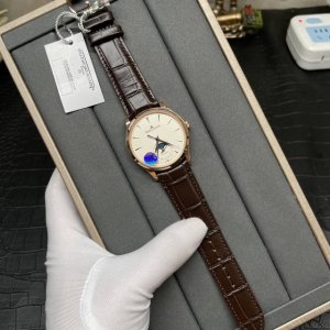 Aps 积家月相大师一体机芯新品月相采用一体机芯Cal.925，通过长时间改进稳定性大大提高，新版本月相大师与老版本区别在于月相盘的换代，表带升级为最新版快拆，