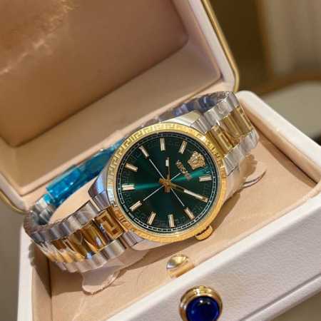 Versace Millenyium Lady腕表，表壳上 12 点位置饰有品牌标志性Medusa和Versace Logo，彰显力量与精致感。内表盘、表圈环以 - 点击图像关闭