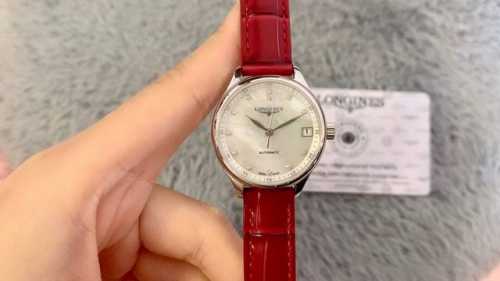 经典重现，无与伦比 红皮上新浪琴经典女士机械入门款29Mm～名匠系列全新升级版，3码合一独家品质独家定制底盖、吊牌、保卡3码合一表背遵从原装透底设计，装配全新重