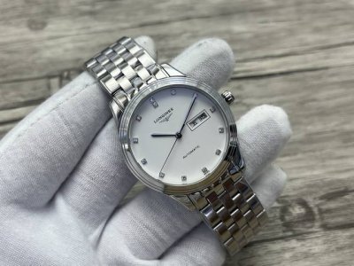 双历 金+20 亲民低廉 入门首选 2025全新升级，热销爆款，军旗系列男士腕表，简洁大方设计风格始终处于该品牌最受欢迎的表款 机芯 搭载全自动机械机芯 表壳