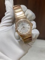 最新款全玫瑰金壳套钢带抛光壳欧米茄女款星座系列28Mm石英腕表 ，每个零件都是原装一比一开模。1仿表史上首次搭载进口瑞士机芯2石英星座所有散件均可同原版互用 ！