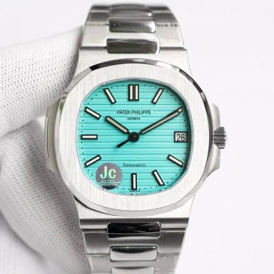 闪耀着无数个每一天重磅打造百达翡丽与Tiffany & Co.合作170周年联名纪念款鹦鹉螺5711。 与基础款的5711一样，这枚腕表采用40毫米精钢材质。最