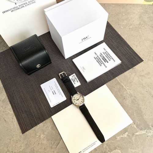 硬货首发 市场独家 Iw327012表壳表带均是钛金属316L精钢打造 超轻耐磨不沾指纹 非凡工艺 让小厂知难而退 万国飞行员马克十八传承腕表 采用原装瑞士王牌