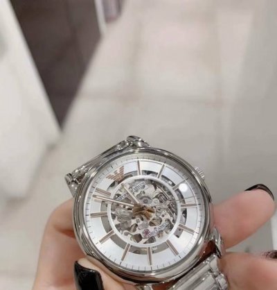 哇！这个表真的有质感 全新闲置机械之心阿玛尼Ar1980 银色镂空透视自动机械表 ！ 镂空透视窗，质感指针、利落线条大气跃然于手！银色表盘搭配316钢带表链大气