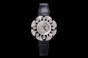 Divas’Dream宝格丽珠宝系列！ 表盘33Mm搭配瑞士Eta朗达机芯，1：1高难度还原原版设计，将璀璨夺目的宝石与绚丽的色彩巧妙结合，彰显了宝格丽作为“彩