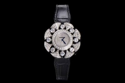 Divas’Dream宝格丽珠宝系列！ 表盘33Mm搭配瑞士Eta朗达机芯，1：1高难度还原原版设计，将璀璨夺目的宝石与绚丽的色彩巧妙结合，彰显了宝格丽作为“彩