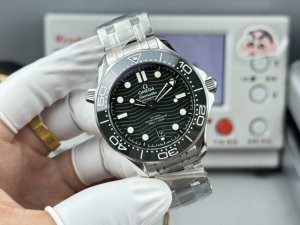 白 -金 Or-Factoy将开启复刻传奇的篇章。 这一前沿风尚的欧米茄海马300米系列腕表，采用进口316L精钢打造而成，表圈采用韩国高密度陶瓷，饰以白色珐琅