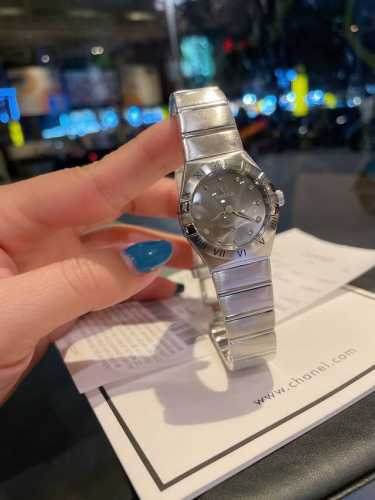 年新款欧米茄星座系列全新彩色盘腕表，以崭新色彩注入时尚活力！表盘明亮柔和，表圈的罗马数字刻度亦采用与表盘相同的色调，为腕间增添一抹灵动色彩，举手投足间恣意演绎世