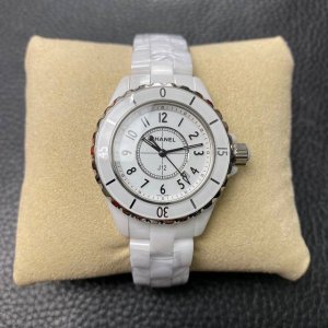 独家实拍图 J12系列 表径 33Mm 进口瑞士石英机芯 零故障 蓝宝石玻璃镜面 表盘天然贝母 不同光线角度下可以呈现不一样的美感 尺寸33Mm 三重折叠式精钢