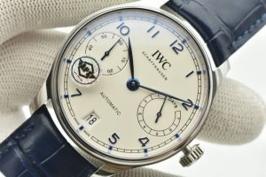 iwc万国 葡萄牙系列7天动能机械腕表 型号Iw500713。Iwc葡萄牙系列诞生于20世纪30年代，设计堪称典范，不仅尺寸醒目，更饰有简约的阿拉伯数字时标，纤