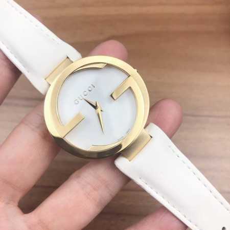 原盒:30 古驰 Gucci石英中性腕表，表径37Mm，白色旭日纹表盘，蓝宝石水晶玻璃，表圈融入品牌标识字母g，镀金色pvd不锈钢表壳，白色皮带，防水50M，现 - 点击图像关闭