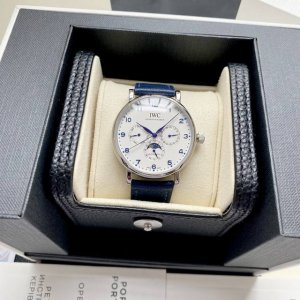 750Iwc万国葡萄牙系列多功能月相6针，采用进口大精工作为基础机芯升级为3836-2改正品月相，而且走时稳定，返修率极低，这是复刻市场少有的耐操性复杂功能腕表
