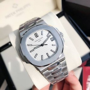 百达翡丽nautilus 鹦鹉螺 系列腕表俗称“钢王”，结构坚固、个性独特，价格相对于其他款式的pp来说，也不算太过昂贵。这款5711 1A 不锈钢腕表是一款运