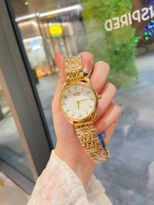 爱马仕 Hermes Heure H 系列腕表。吸引眼球的酒桶表壳设计，不仅与品牌相呼应，更是独具匠心，具有强烈造型感；表盘以阿拉伯数字作刻度，这款手表的修饰增