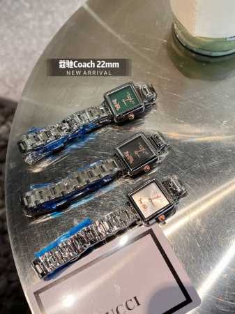 钢带 Coach 蔻驰cass系列茶玫瑰表盘小牛皮石英手表女表小方糖小方表。 机芯材质：石英机芯。 表带材质：进口小牛皮 网带 双按扣 表盘厚度：6.6Mm。 - 点击图像关闭