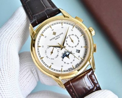 白 金 百达翡丽patek philippe复杂功能系列-纯手工-雕花腕表-惊艳登场，42毫米的表径适配大众男性手寸，非常商务可亦休闲。整表表壳手工雕刻花纹，视