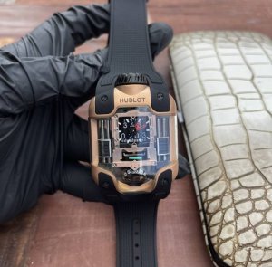 Hublot宇舶表重磅推出Mp-10线性陀转动系统腕表，这枚腕表的设计巅峰之作，制表业界中堪称不明飞行物 Ufo 的杰作，打破常规视角，戴出时间掌控力未来感