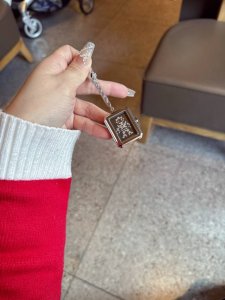 白光 金钻+30送皮带 新款可扣在包包 Low Poly的像素图案为元素，创造出这种独特的数字化和电子艺术的视觉效果，用钻石在黑漆表盘上镶嵌出机器人的像素图案，