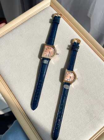 白 金 卡地亚cloche 腕表的历史可以追溯至1920年，是 Cartier 产量最少的系列作品之一。腕表得名于奇特的表壳形状 水平放置时看起来如同一枚 桌面 - 点击图像关闭