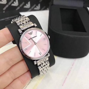 自己一块好运气armani 阿玛尼 官网最新款 两针贝母表盘 手表 尺寸：32Mm， 天然贝母面带着天然水晶光芒四射表盘，搭金银钢质表带，简约大气