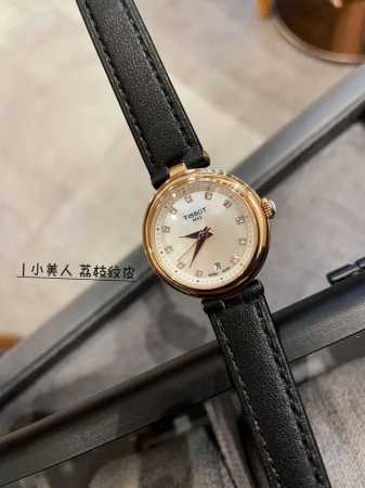 白 金 钻30#荔枝纹皮 天梭嘉丽小美人系列，整体非常简洁，26Mm的表盘很精致小巧，厚度刚刚好！不愧是小美人～戴起来也是非常好看的～值得入手手表之一 - 点击图像关闭