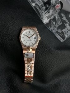 最大限度还原真实的佩戴质感 告别粗劣仿品的轻飘飘 Land-Eller陆使型 尺寸：40Mm9.7Mm 表壳：对版9.4Mm表耳间距及三角坑纹表圈一体式表壳 表