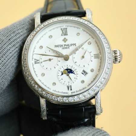 白 金 百达翡丽Patek Philippe惊艳登场，42毫米的表径适配大众男性手寸，非常商务可亦休闲。整表表壳手工雕刻花纹，视觉冲击力强，令人过目不忘，实物质 - 点击图像关闭